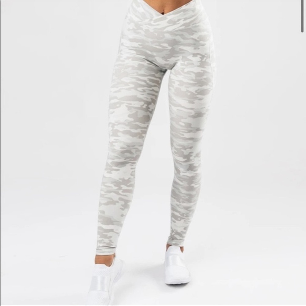 ALPHALETE Surface Power White Crossover Camo Leggings in Siza S